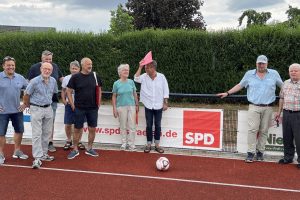 SPD-Mitglieder informierte sich auf dem Straelener Sportplatz. Von links: Andreas Röchert, Jürgen Schumacher, Daniel Boysen, Eberhard Kundoch, Holger Dietze, Christa Richarz, Joachim Meyer, Rainer Schmitz (Fachdienstleiter Sport der Stadt Straelen) und Otto Weber.