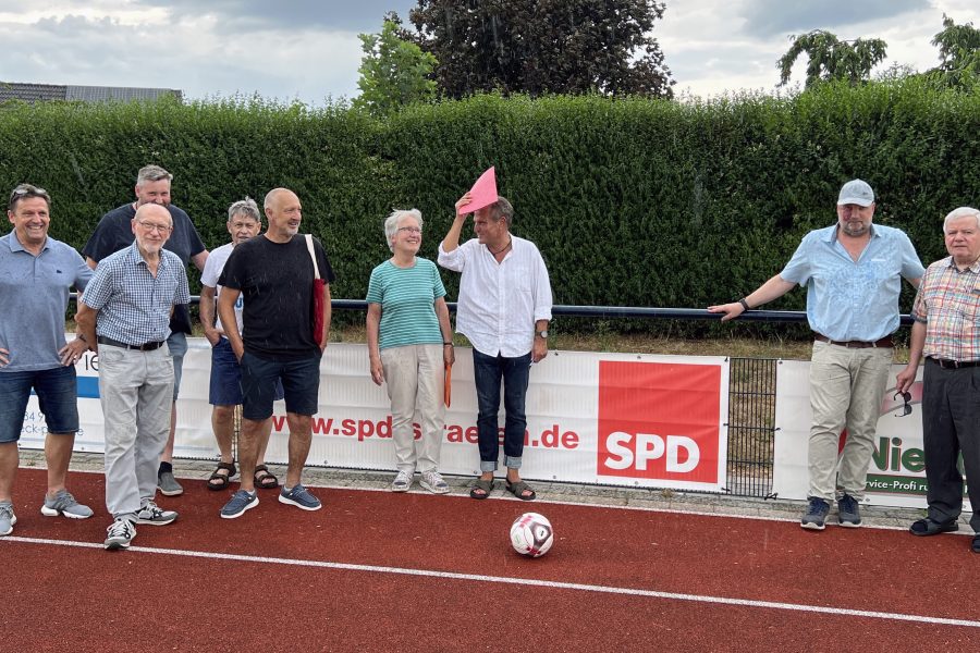 SPD-Mitglieder informierte sich auf dem Straelener Sportplatz. Von links: Andreas Röchert, Jürgen Schumacher, Daniel Boysen, Eberhard Kundoch, Holger Dietze, Christa Richarz, Joachim Meyer, Rainer Schmitz (Fachdienstleiter Sport der Stadt Straelen) und Otto Weber.